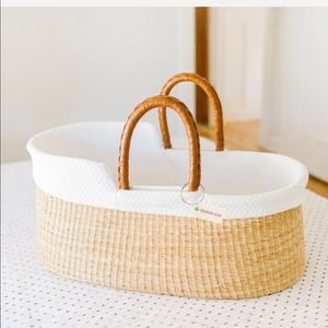 Design Dua bassinet liner, pad and waterproof sheet.